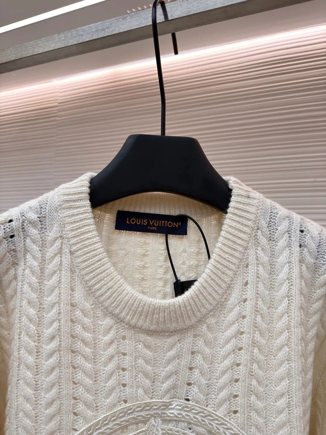 LOUIS VUITTON Cable knitted logo sweater ●Original version: Purchased and developed for 14100 ●Item number: 1681613-B20 ●Fabric: wool blended fabric ●Technology: Cable knitting ●Color: off-white ●Version: fitted version ●Weight: about 535 grams ●Size: S-M-L-XL ●Description: Made of cotton and wool blended fabric, the fabric composition is %25 lambswool, 75% cotton. The imported woolen fabric is woven into a cable pattern with a 7-needle machine, and the embroidered logo on the chest is embroidered by an imported Tajima embroidery machine. It took 12 times to make the embroidery consistent with the original version, and the cost of pattern making is as high as 8,000+. Garment wash fixes the shape of the garment while removing wool impurities and odors. Increases softness and softness. This long-sleeved crew neck shirt is made of loose cotton-wool blend cable knit, with a light and breathable silhouette, interpreting the cruising theme of the series. The LV Compass embroidered patch on the front incorporates LV letters and Monogram flowers, adding a sophisticated touch to the casual look. The overall wiring is straight and delicate, the fabric is comfortable and soft, and the color is consistent without color difference. It can be matched with the same style to create a fashionable look and control various occasions. Customized accessories, complete with three standards, same style for men and women!